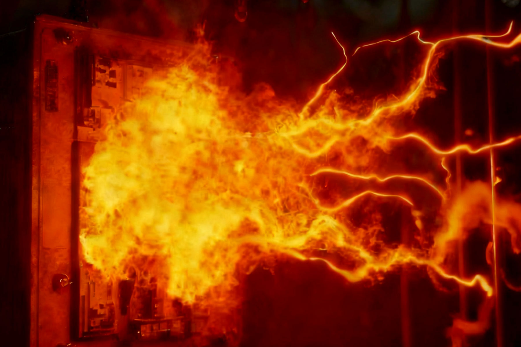 ¿Cuáles son los riesgos de arco eléctrico asociados con la conmutación de bancos de condensadores y cómo se pueden mitigar?