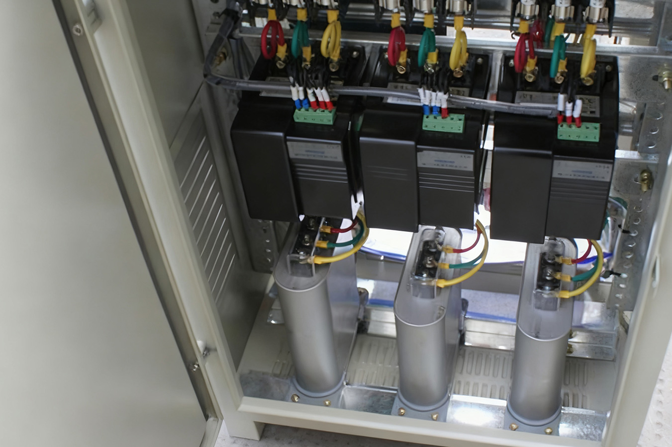 ¿Cómo determinamos la ubicación óptima para los condensadores en derivación autorreparables dentro de una red de distribución eléctrica compleja?