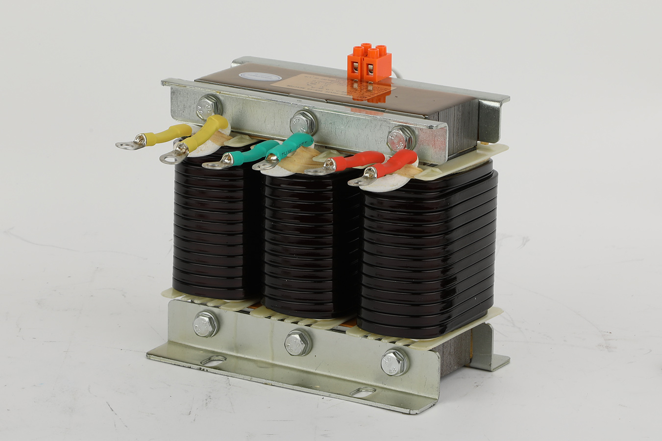 ¿Cómo dimensionamos adecuadamente un reactor de desafinación para garantizar la protección del condensador sin comprometer la capacidad de compensación?