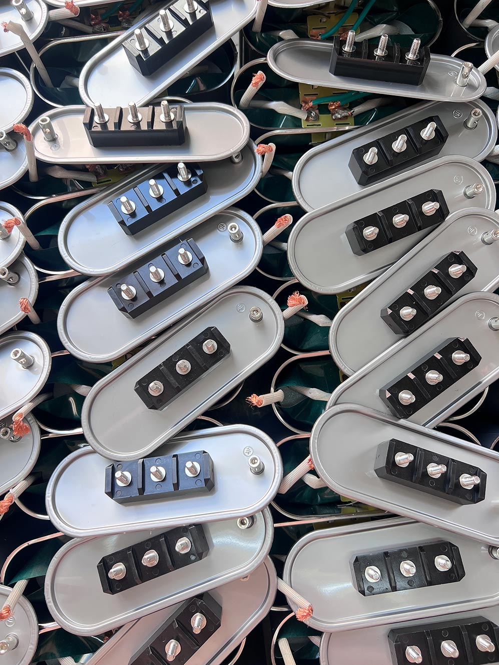 ¿Cuál es la importancia de los valores de torsión al conectar terminales de potencia de condensadores y cuáles son los riesgos de un ajuste inadecuado?