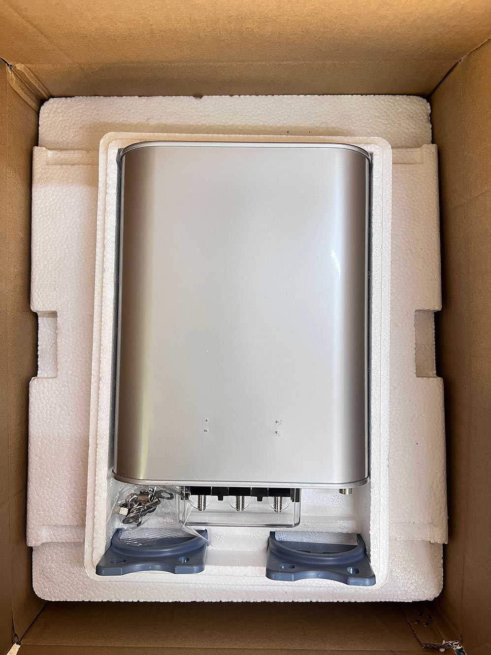 ¿Cuáles son las comprobaciones esenciales durante la puesta en servicio in situ de nuevos condensadores?